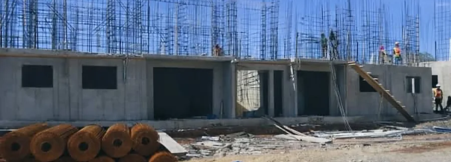 Bloques de apartamentos en construcción con muros de concreto vaciados