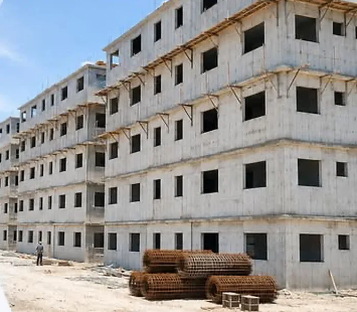 Conjunto de edificios residenciales de concreto en construcción