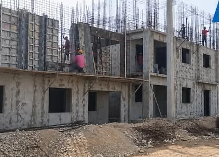 Viviendas de dos niveles en construcción con muros de concreto