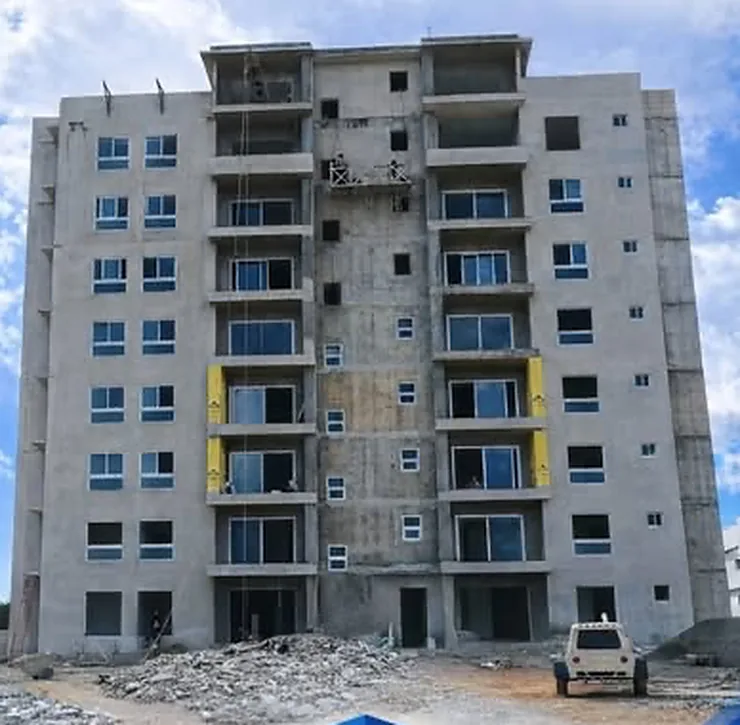 Torre de apartamentos de varios niveles en construcción