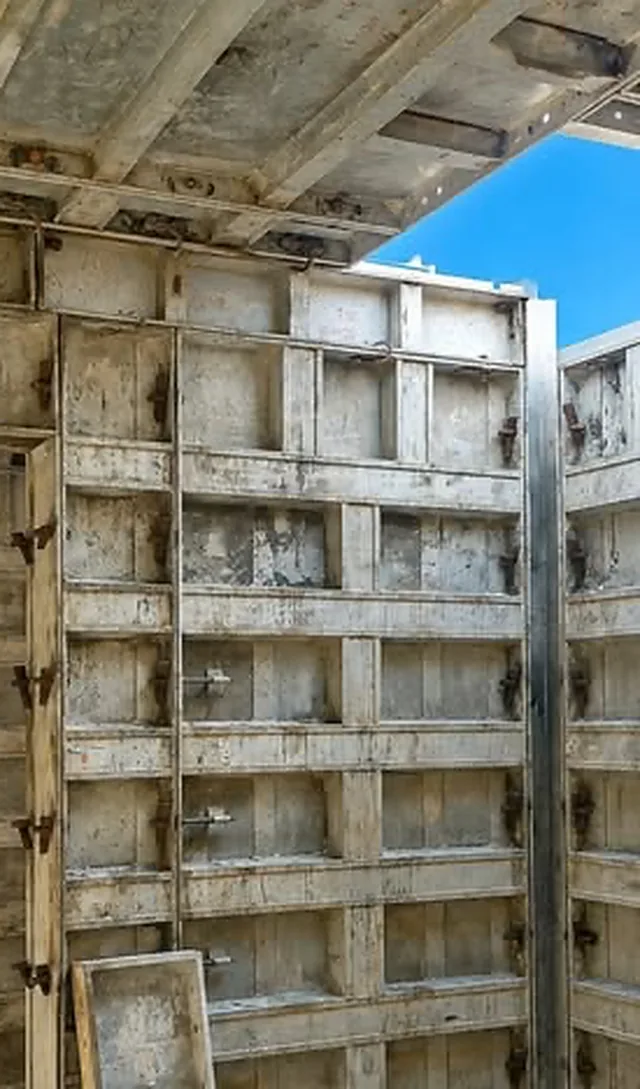 Paneles de formaleta de aluminio armados para el vaciado de un muro