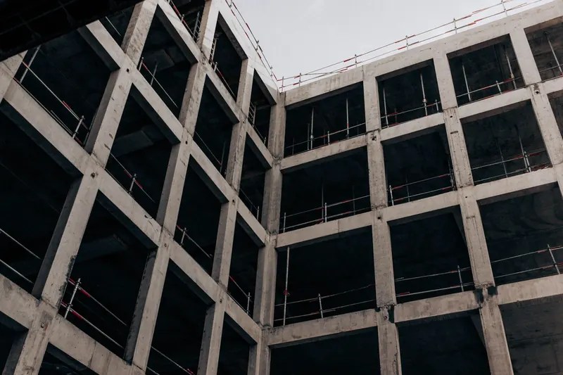 Edificio moderno de concreto en construcción visto desde abajo