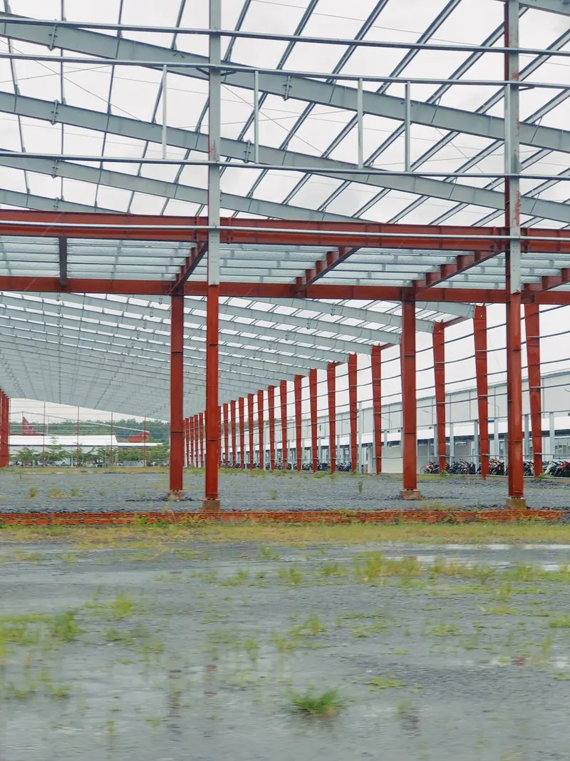 Estructura metálica de una nave industrial en construcción