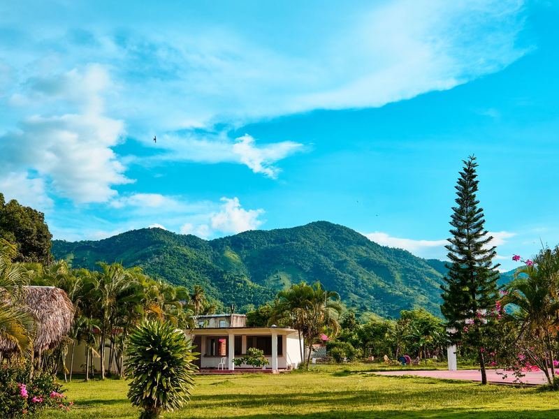 Lomas verdes y una vivienda en Villa Altagracia, República Dominicana