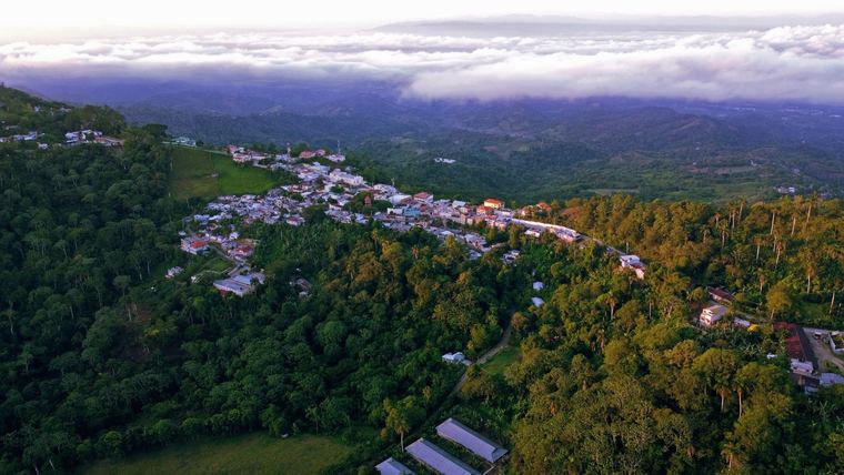 Vista aérea de un pueblo entre montes en Moca, República Dominicana