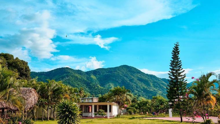 Lomas verdes con una vivienda en Villa Altagracia, República Dominicana