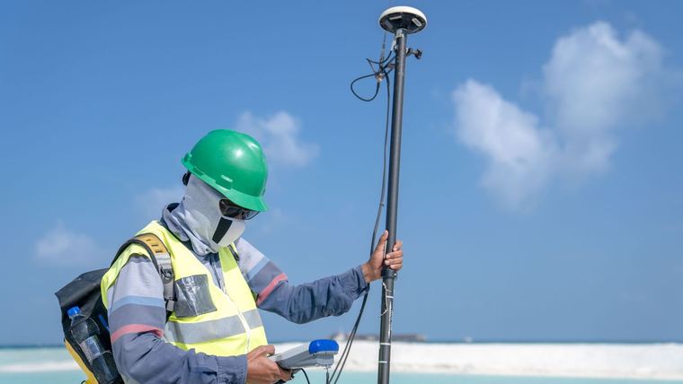 Agrimensor operando un receptor GPS con su controladora