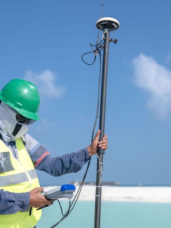 Receptor GPS topográfico con su controladora en uso