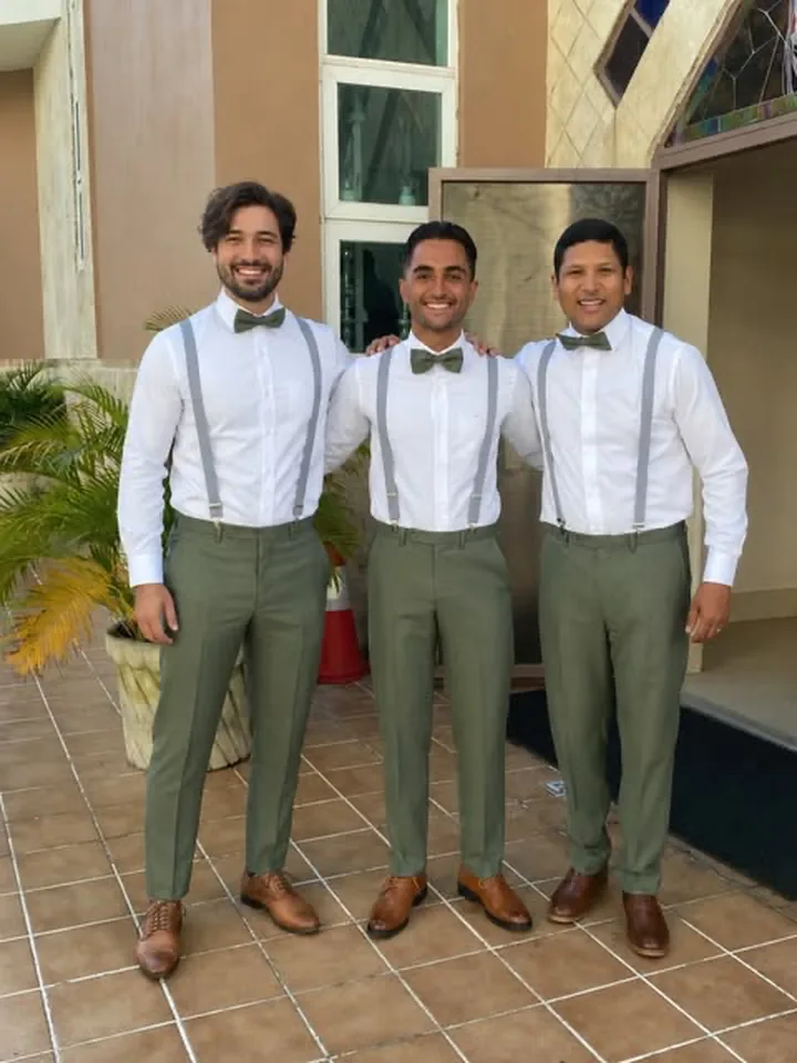 Chambelanes vestidos por Alquimista en una boda, foto de nuestro Instagram