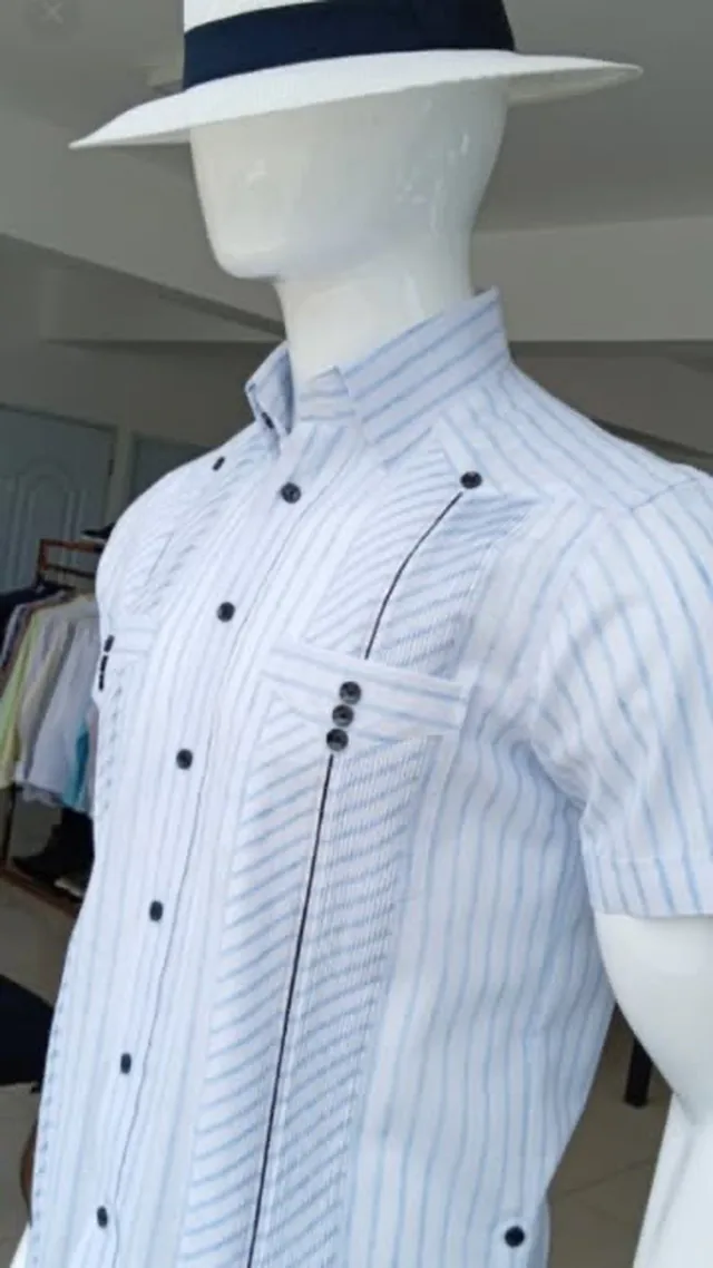Chacabana de rayas sobre maniquí con sombrero claro, de nuestro Instagram