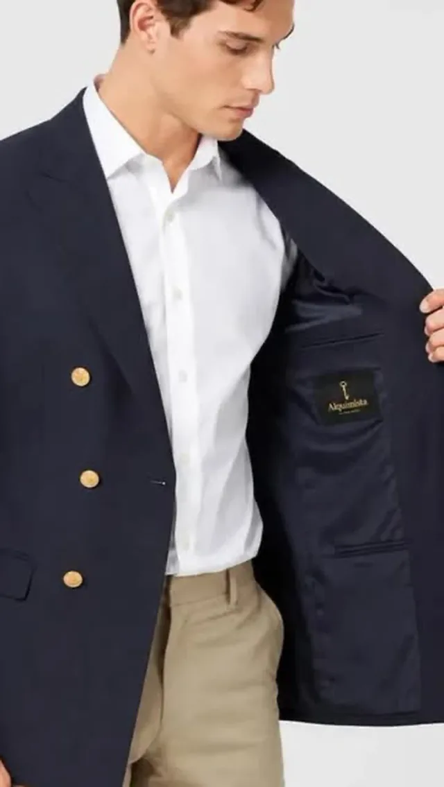 Chaqueta cruzada azul marino con botones dorados, de nuestro Instagram