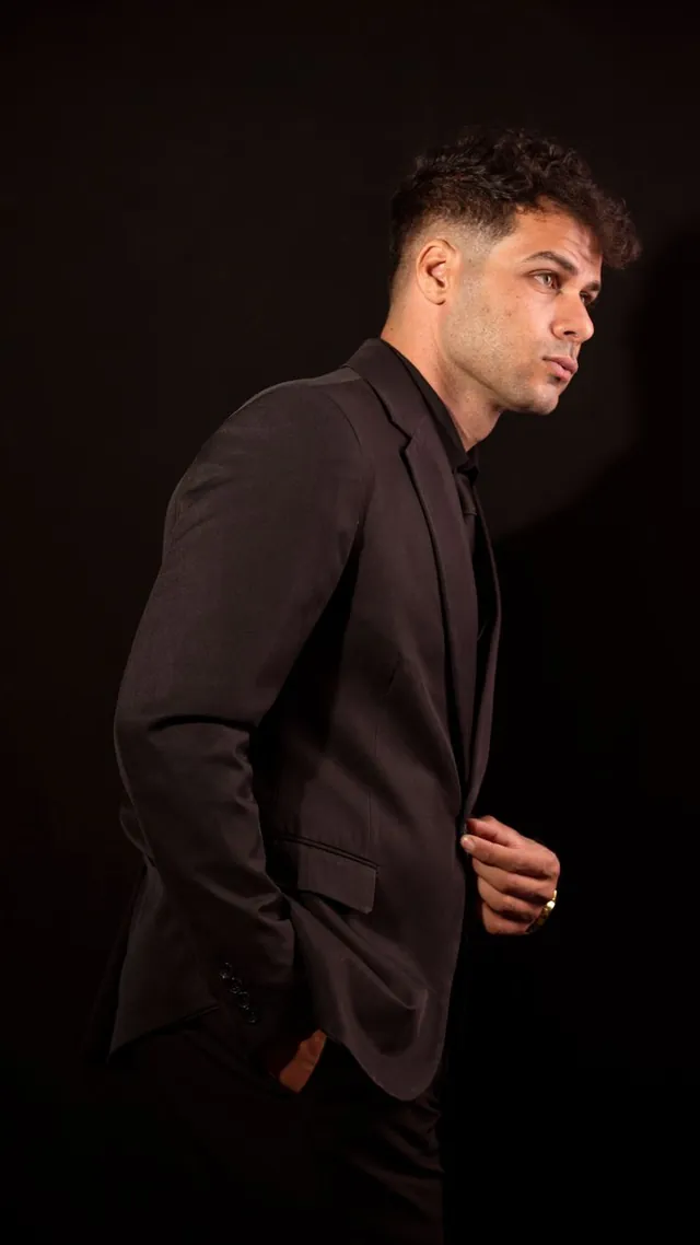 Traje oscuro de corte clásico, fotografía de referencia