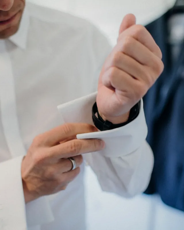 Detalle de unos gemelos ajustados al puño de la camisa, fotografía de referencia