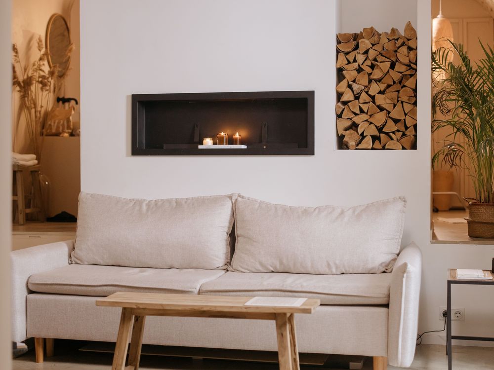 Sala de estar de diseño con luz natural y tonos marfil