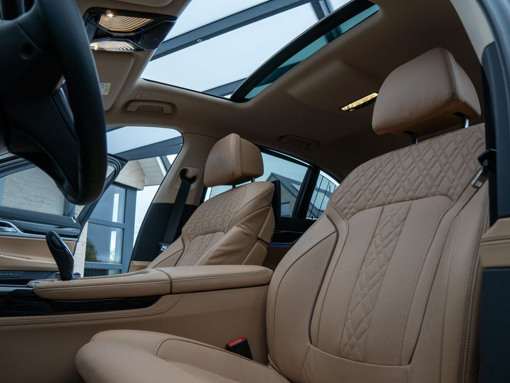 Interior de un vehículo premium con tapicería de cuero