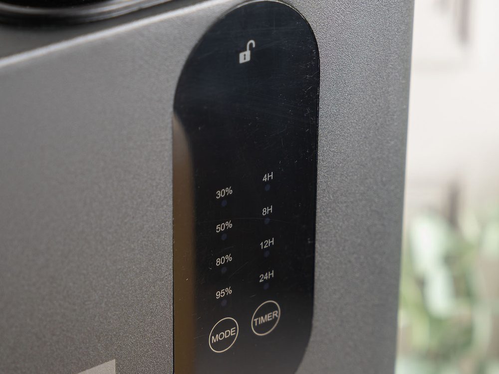 Primer plano del panel de control digital de un difusor Alto Essences