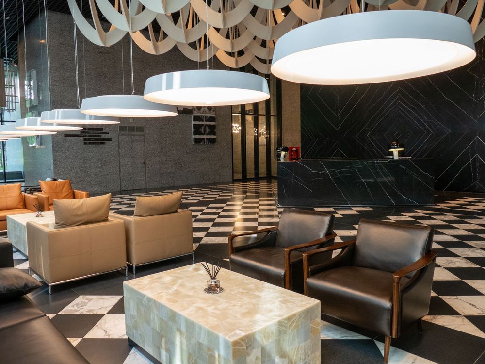 Lobby de hotel de lujo con mármol y sofás de diseño