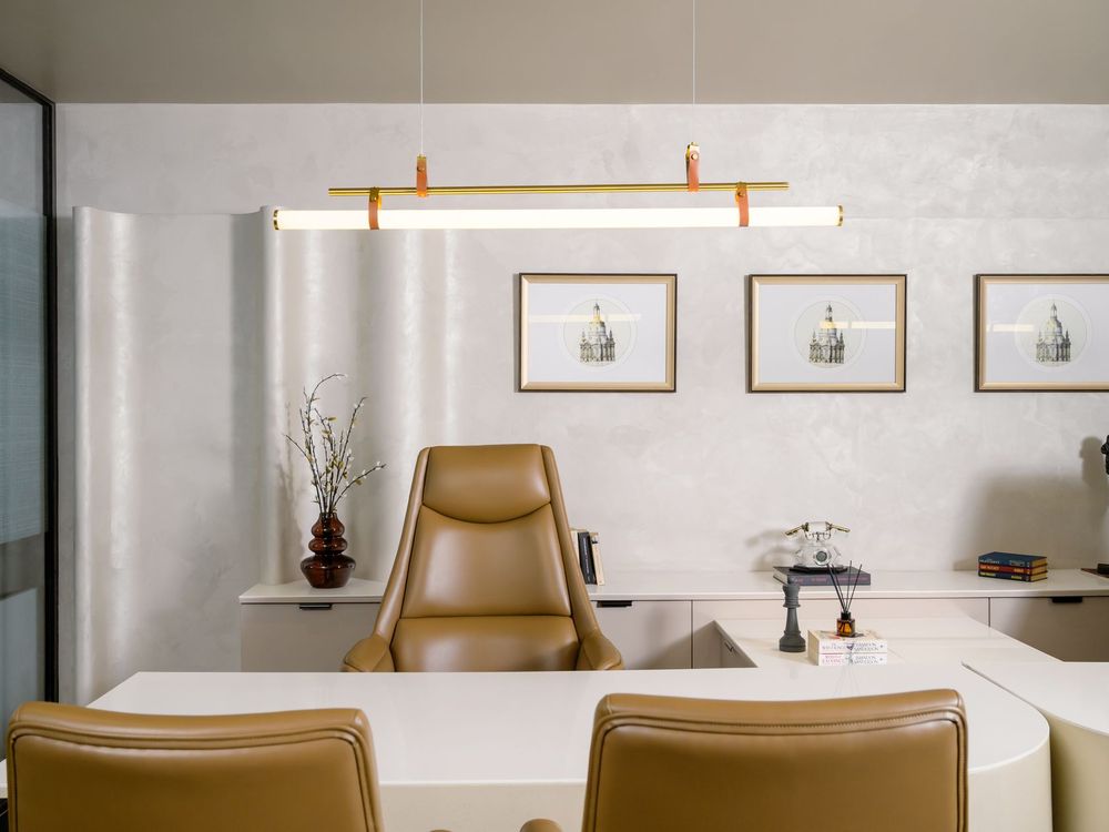 Oficina moderna y luminosa con mobiliario de diseño