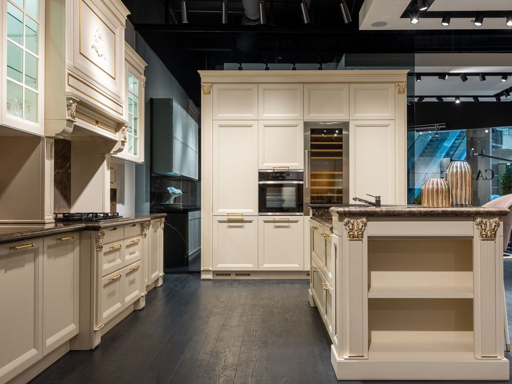 Showroom de diseño con piezas expuestas
