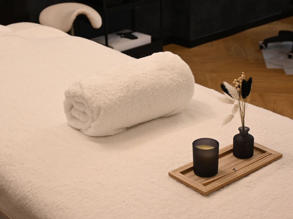 Spa con camilla, toallas y luz cálida