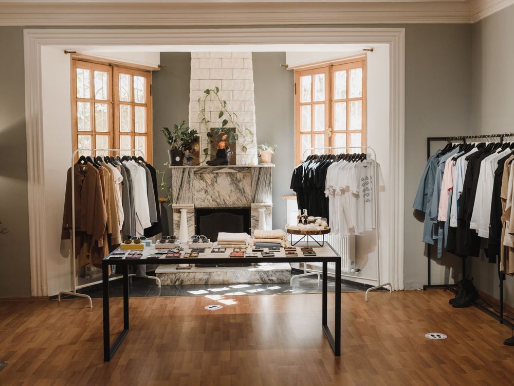 Interior de una boutique de retail premium
