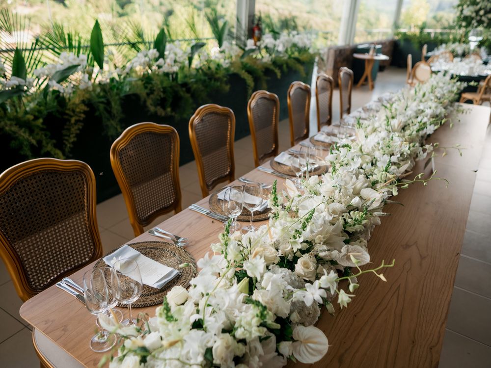 Salón de boda montado con flores y mesas vestidas