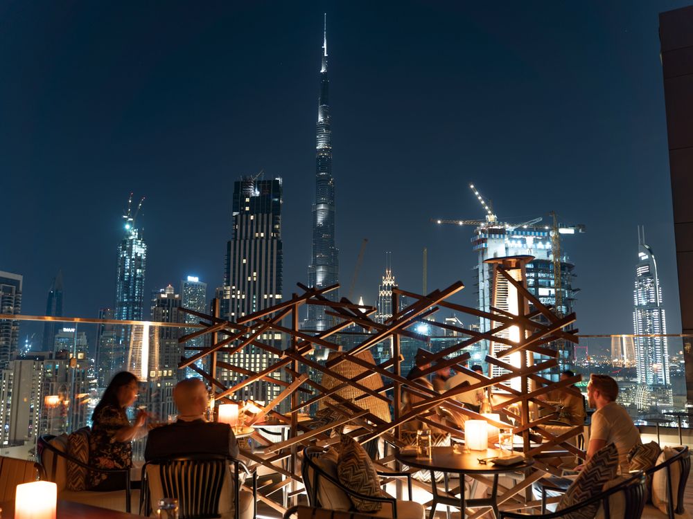 Fiesta privada elegante en una terraza de noche