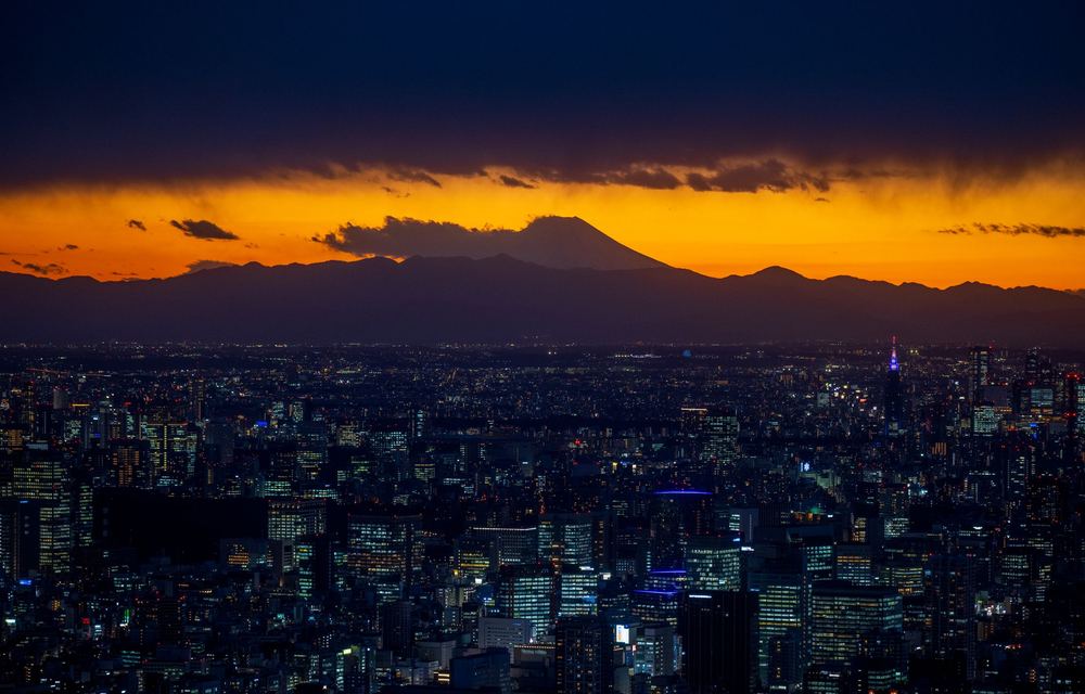 El monte Fuji al fondo del perfil urbano de Yokohama, Japón