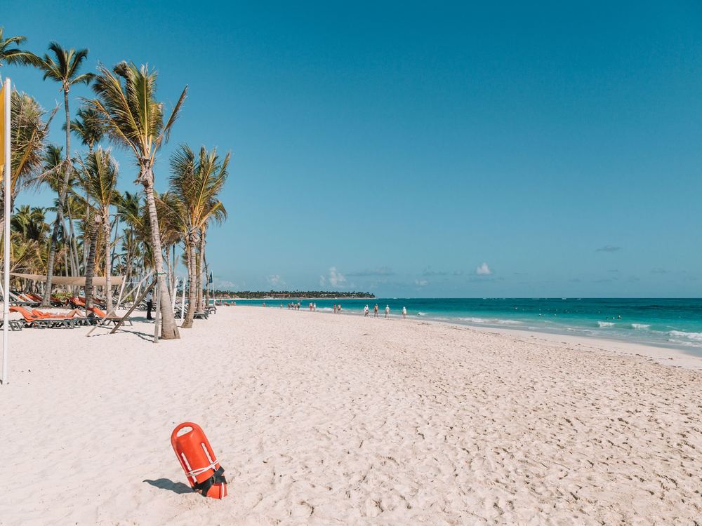 Arena blanca y agua turquesa en una playa de Punta Cana