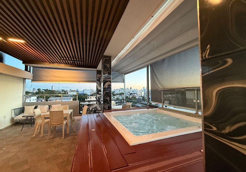 Terraza con jacuzzi y vista al atardecer de Santo Domingo, en una propiedad gestionada