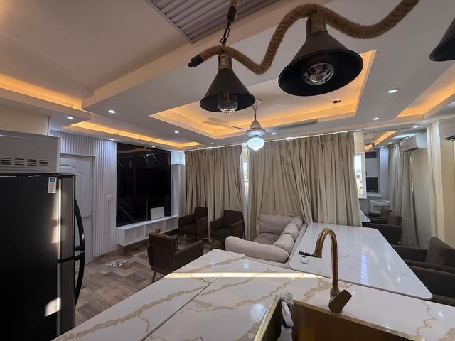 Sala y cocina del apartamento, con iluminación cálida