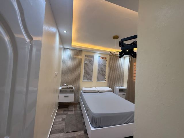Habitación con cama doble e iluminación indirecta
