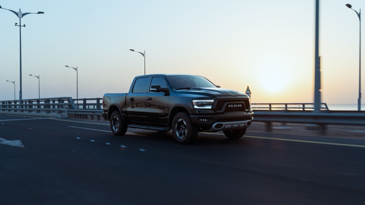Pickup de servicio pesado en autopista al atardecer