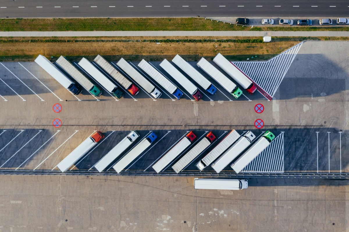 Vista aérea de una flota de camiones estacionados