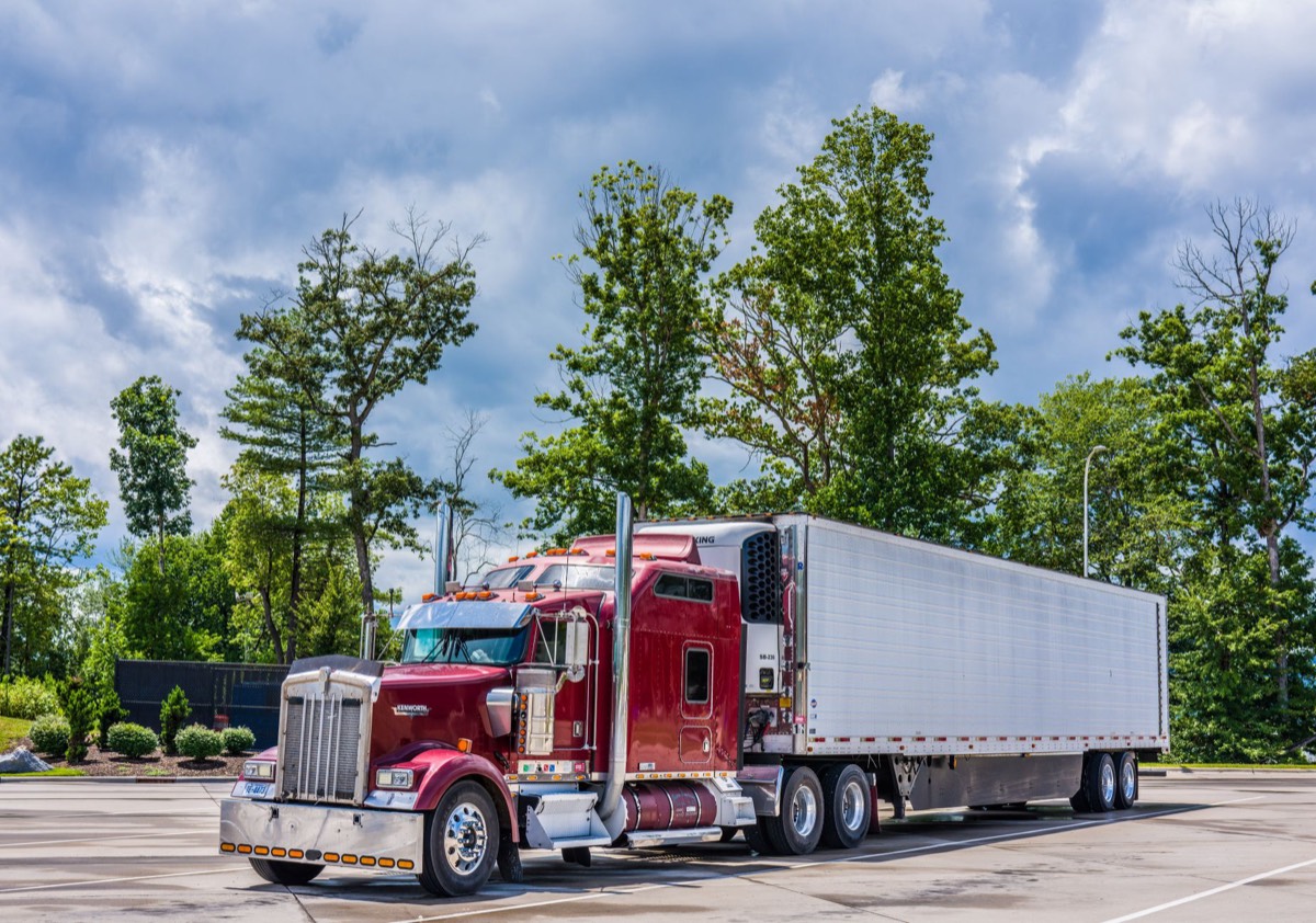 Semi truck Kenworth con remolque refrigerado