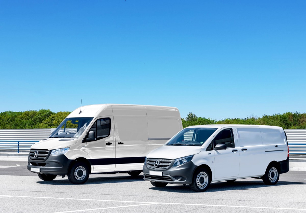 Cargo vans blancas estacionadas