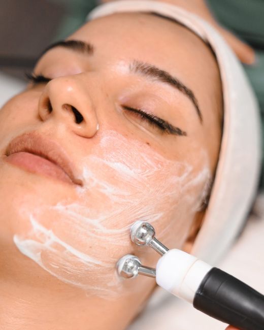 Cabezal de dos esferas metálicas recorriendo un rostro con crema