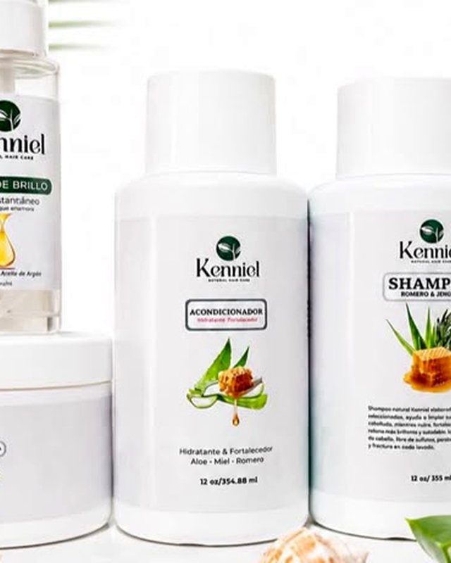 El frasco del Acondicionador Kenniel entre los demás productos de la línea