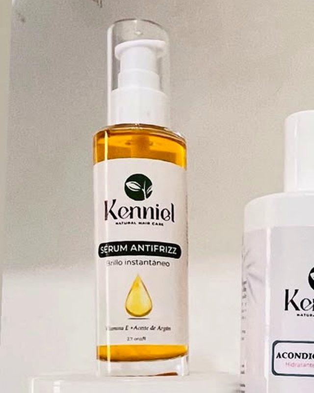 El Sérum Antifrizz Kenniel, de aceite ámbar, sobre una repisa clara