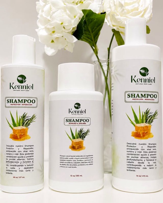 Los tres tamaños del Shampoo Kenniel junto a un jarrón con flores blancas