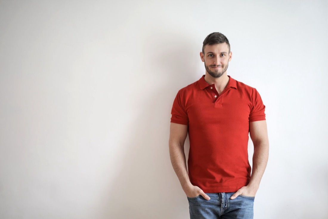 Polo rojo listo para bordar