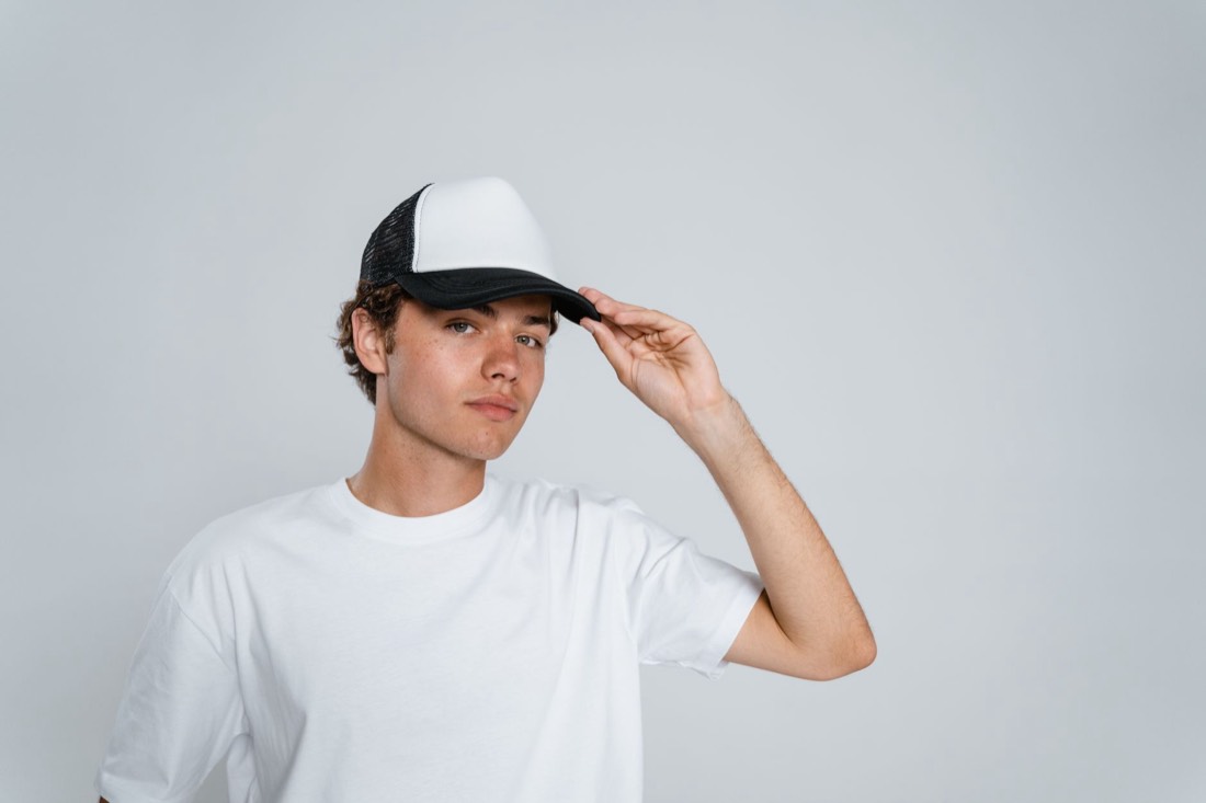 Joven con gorra tipo trucker