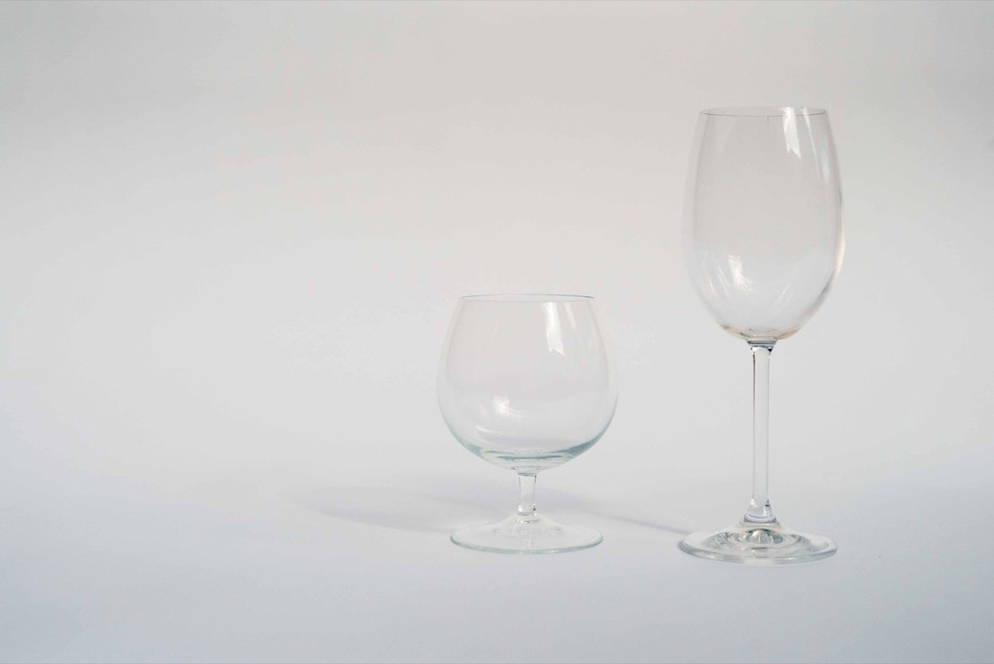 Copas de cristal sobre fondo claro