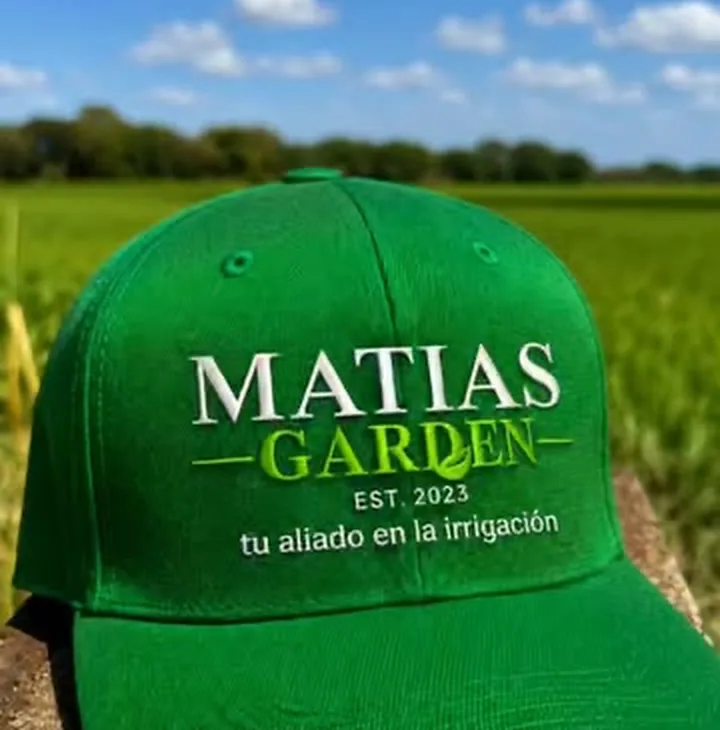Gorra oficial de Matías Garden frente a un campo de cultivo, foto de nuestro Instagram