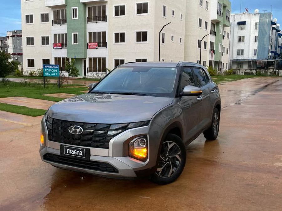 Hyundai Cantus gris de Mobility Rent a Car en un residencial
