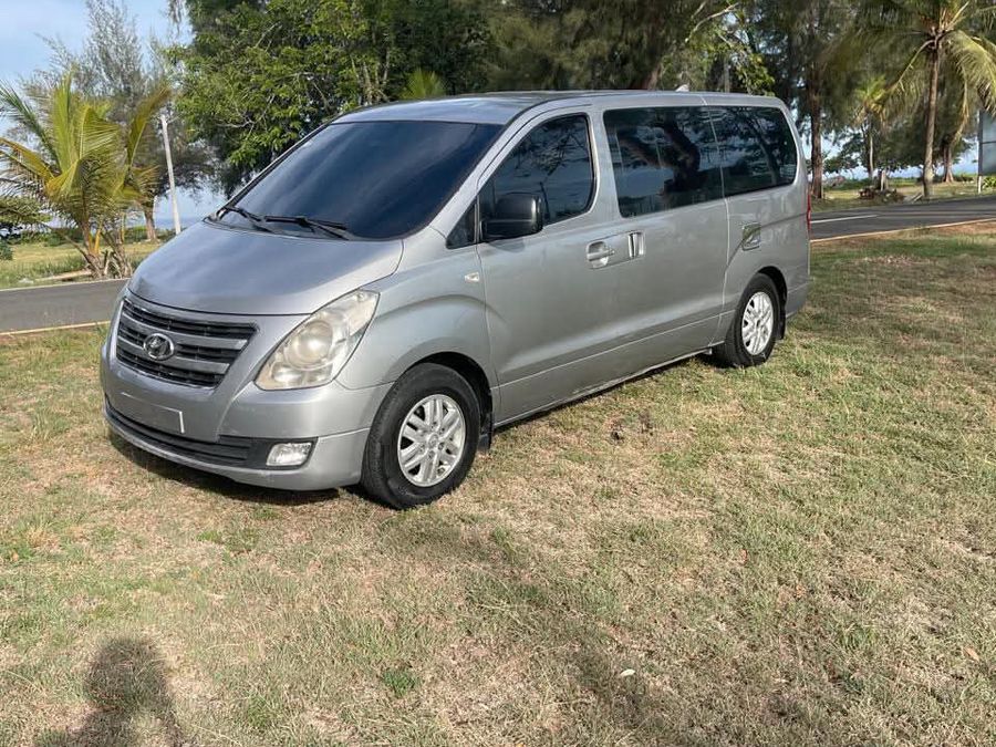 Hyundai H10 plateado de Mobility Rent a Car, minibús para grupos