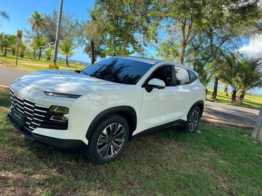 Jetour Dashing blanca de Mobility Rent a Car junto a la costa