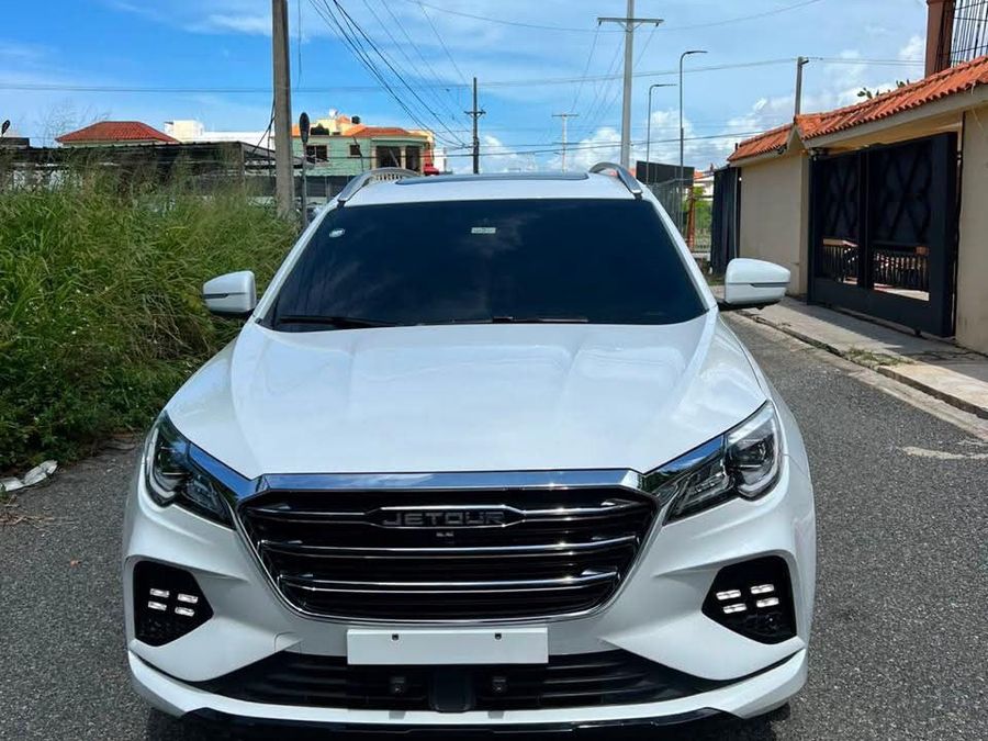 Jetour X70 blanca de Mobility Rent a Car, vista frontal