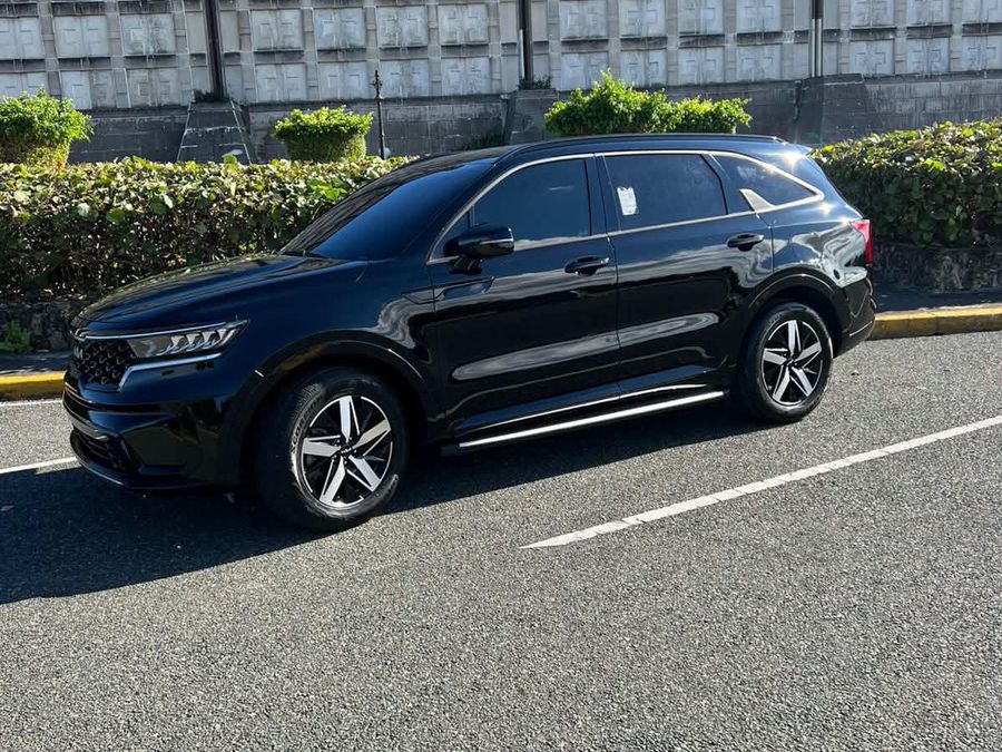 Kia Sorento negra de Mobility Rent a Car, vista lateral