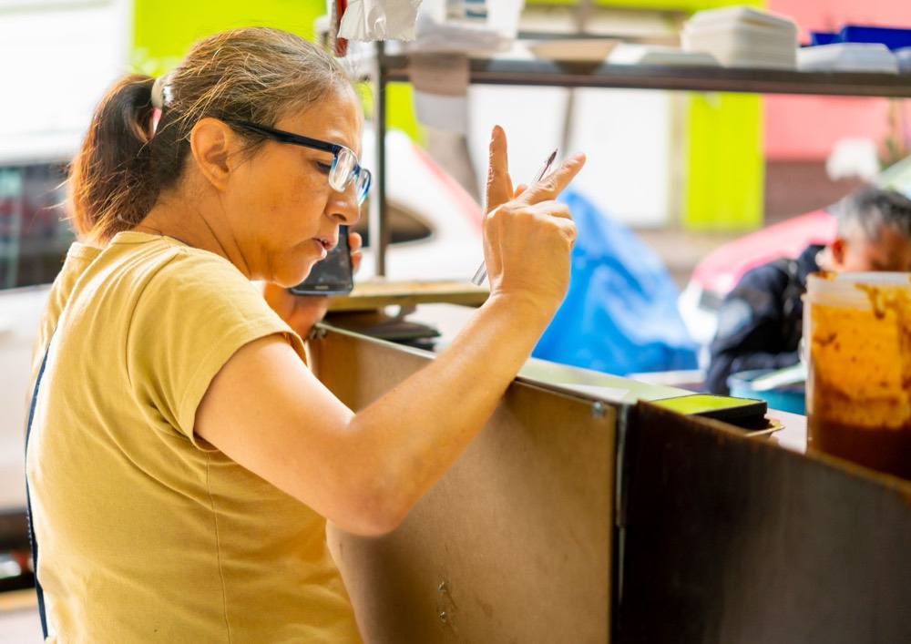 Mujer emprendedora atendiendo su negocio